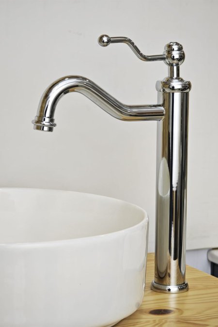 حنفية مغسلة فضي طويلة بتصميم منحني